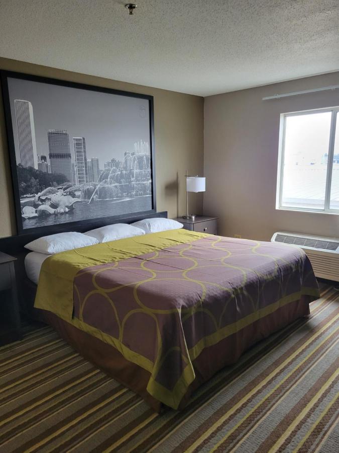 Super 8 By Wyndham Aurora/Naperville Area Exterior photo