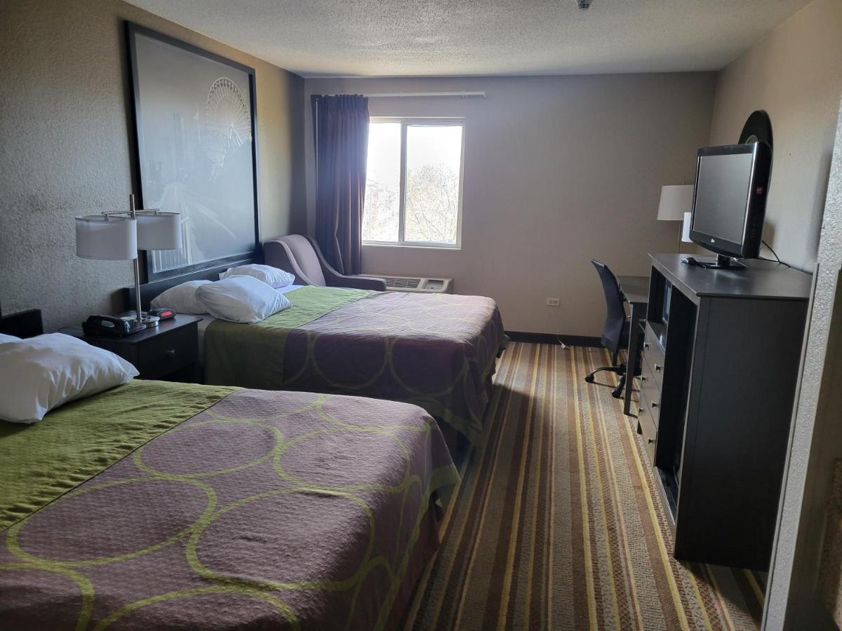 Super 8 By Wyndham Aurora/Naperville Area Exterior photo
