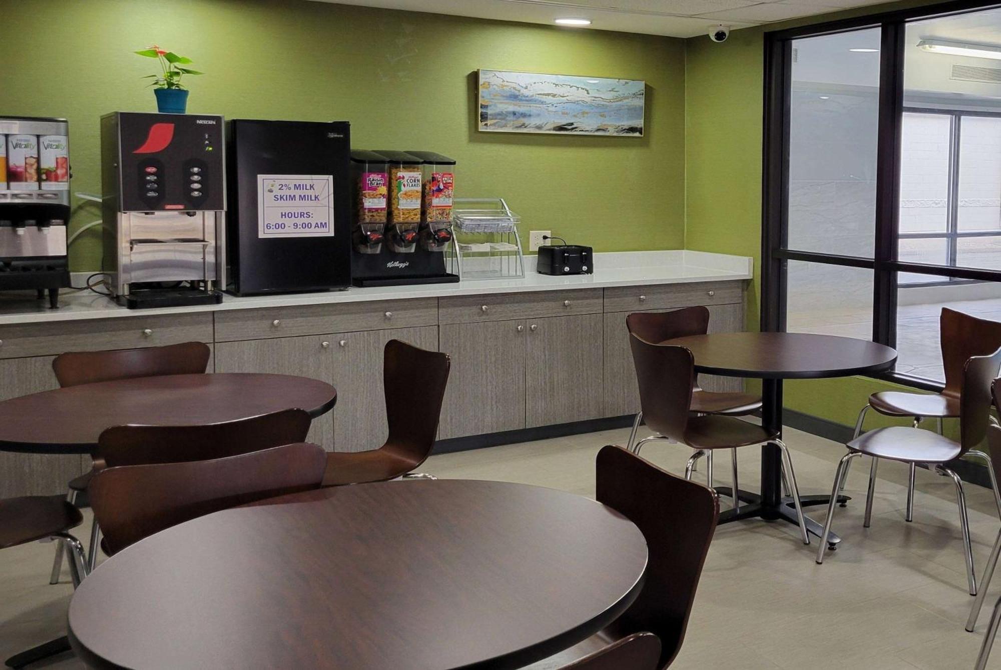 Super 8 By Wyndham Aurora/Naperville Area Exterior photo